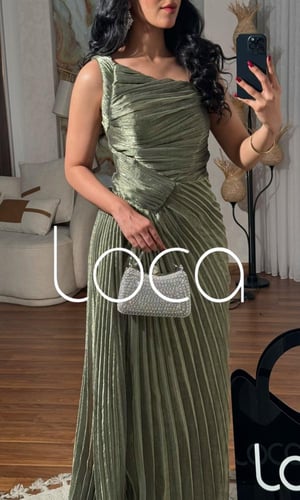 فستان زيتي سهرة طويل بكتف واحد وكسرات