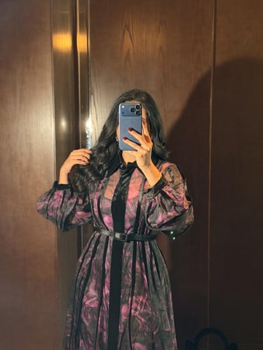 فستان ناعم لون اسود وعنابي لامع مع حزام يحدد الخصر