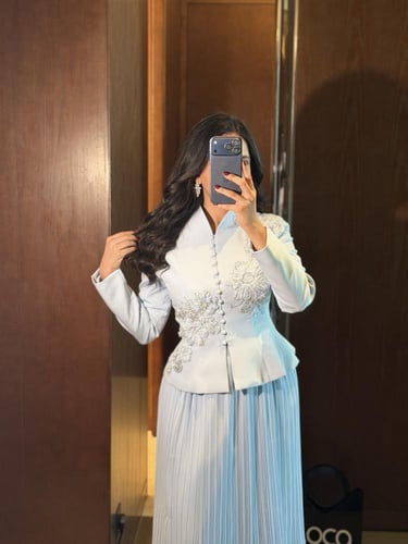 طقم أنيق ببلوزة وتنورة مطوية بلون ازرق فاتح