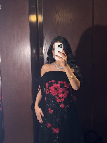 طقم سهرة أسود طويل مزين بزخارف من الورود الحمراء