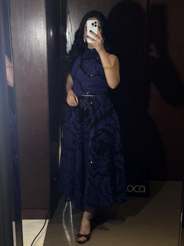 طقم سهرة ناعم طويل لون ليلكي بتطريزات ورود باللون...