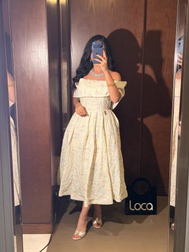 فستان بيج بتصميم ميدي مكشوف الاكتاف راقي