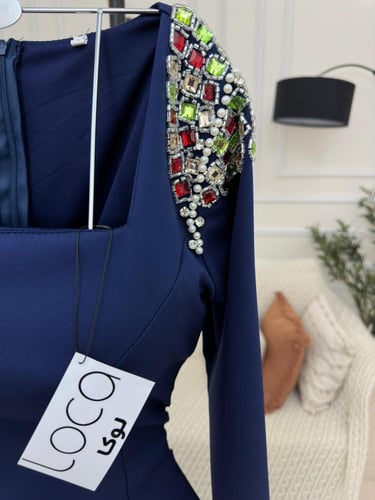 فستان كحلي بأكمام