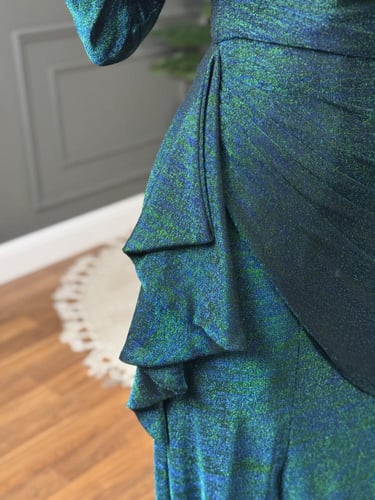 فستان ناعم لون تركوازي وبتصميم يخطف الانظار من لوك...