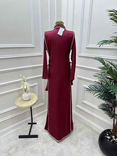 جلابية مميزه بتطريز راقي باللون العودي