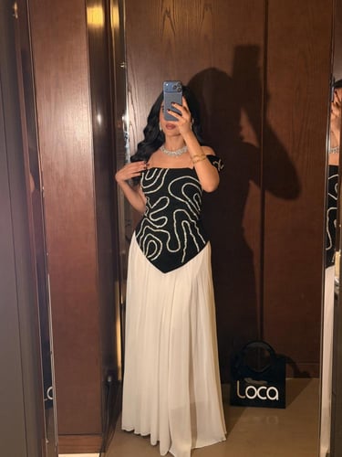 فستان سهرة راقي طويل بكورسيه مطرز باللون الأبيض وا...