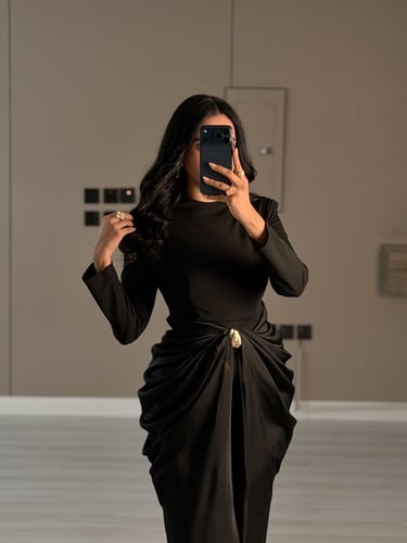 فستان اسود ناعم بقصة درابيه ملفوفة عند الخصر