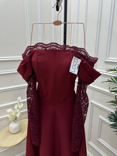 فستان برغندي ناعم بأكمام من الدانتيل