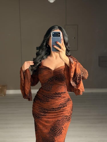 فستان سهرة ماكسي ضيق بنقشة جلد الفهد باللونين الصد...