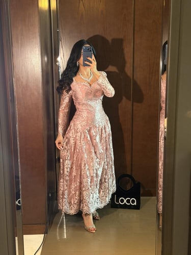 فستان سهرة وردي دانتيل بأكمام طويلة