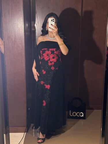 طقم سهرة أسود طويل مزين بزخارف من الورود الحمراء