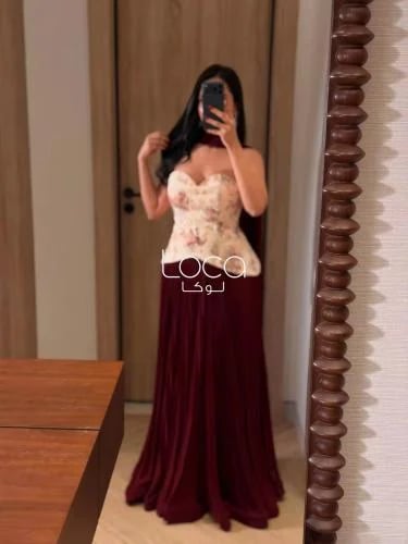 فستان سهرة كريمي وعنابي مع شال