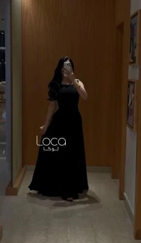 فستان سهرة أسود بأكمام قصيرة وقصة واسعة
