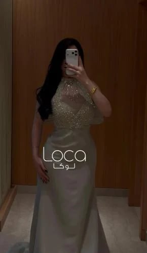 فستان سهرة أخضر بتطريز لامع وذيل شيفون