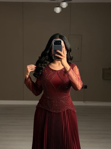 فستان شيفون طويل باكمام دانتيل و كسرات بليسيه راقي...