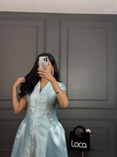 فستان ميدي وبتطريز انيق ولون تيفاني من لوكا فاشن