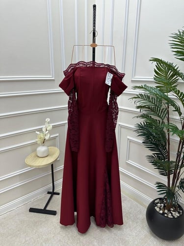 فستان برغندي ناعم بأكمام من الدانتيل