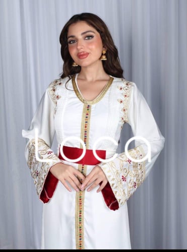 جلابية باللون الأبيض مع لمسات باللون الأحمر