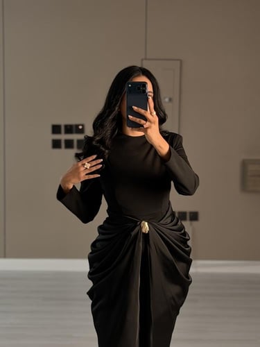 فستان اسود ناعم بقصة درابيه ملفوفة عند الخصر