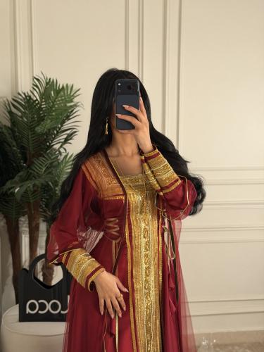 لبس تاسيس مع شال على الكتف