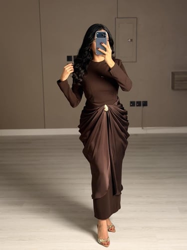 فستان بني ناعم بقصة درابيه ملفوفة عند الخصر