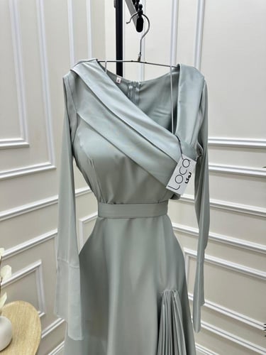 فستان ناعم يكسره جانبيه