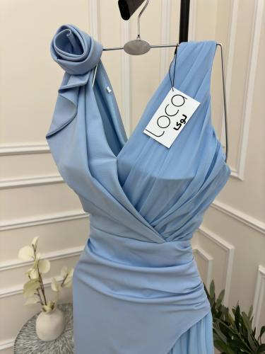 فستان سماوي بكسرات جانبيه