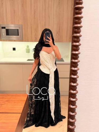 فستان سهرة أبيض وأسود بعقدة وأطراف دانتيل