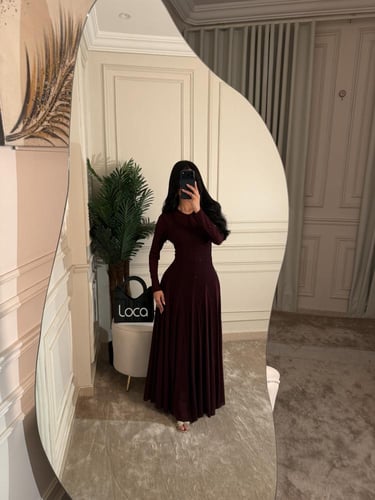 فستان ناعم بلون عودي مع أكمام