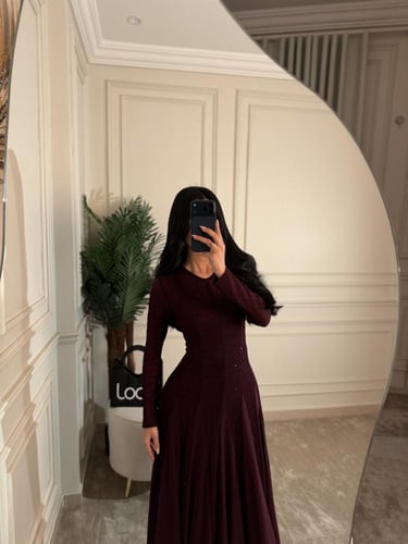 فستان ناعم بلون عودي مع أكمام