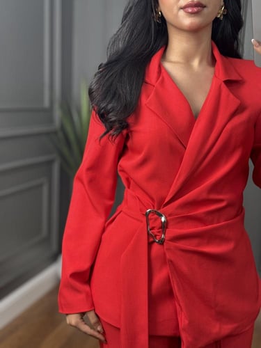 طقم رسمي باكمام طويله باللون الاحمر من لوكا فاشن