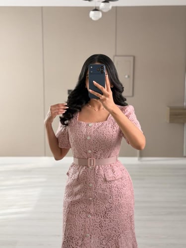 فستان دانتيل وردي ميدي مع حزام خصر