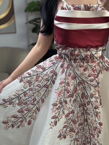 فستان سهره سكري مع تطريز احمر