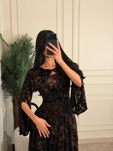 فستان سهرة مخمل لون اسود ودرجات النود بأكمام طويلة...