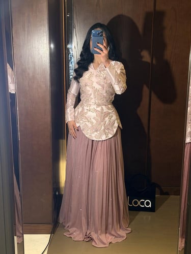 طقم سهرة نسائي ناعم مكون من جاكيت مطرز وتنورة طويل...