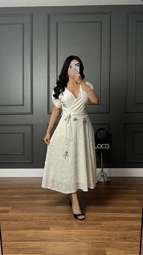 فستان ناعم باللون الابيض