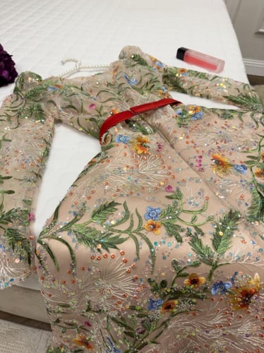 فستان مطرز بورود ملونة مع حزام احمر