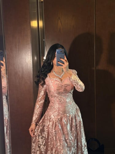 فستان سهرة وردي دانتيل بأكمام طويلة