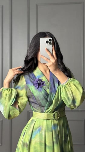 فستان برنت مموج مميز بحزام خصر من براند لوكا فاشن