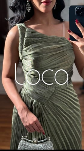 فستان زيتي سهرة طويل بكتف واحد وكسرات