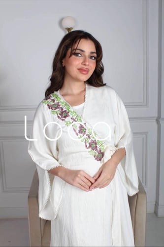 جلابية بنمط مميز باللون الأبيض