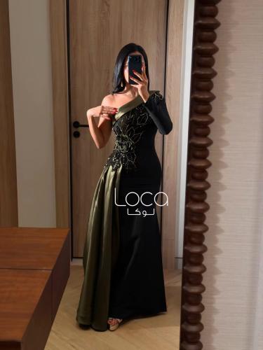 فستان سهرة أسود بكتف واحد وتطريز ذهبي