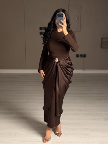 فستان بني ناعم بقصة درابيه ملفوفة عند الخصر