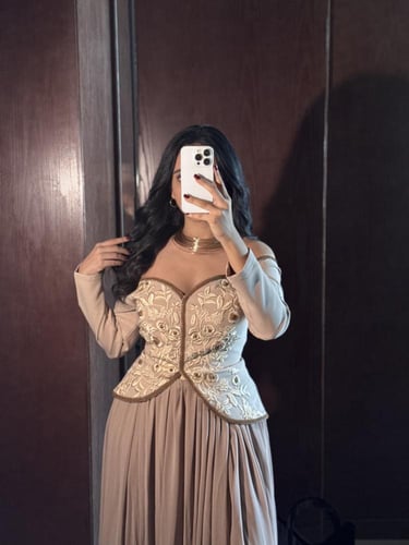 فستان سهرة بيج بأكتاف مكشوفة وتطريز على الصدر وتنو...