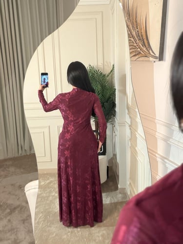 فستان تل بنقشة ورود ولمسة فاخرة من لوكا