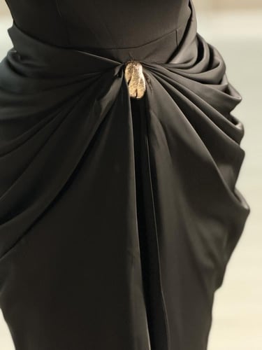فستان اسود ناعم بقصة درابيه ملفوفة عند الخصر