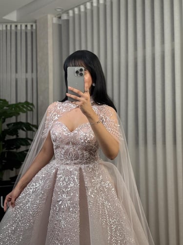 فستان سهره مطرز بتصميم ملكي