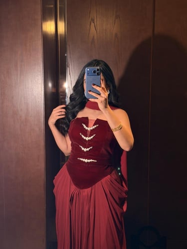 فستان سهرة عنابي طويل مزخرف بتطريزات لامعة