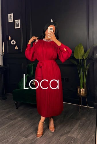 فستان ناعم بكسرات باللون البرغندي من لوكا فاشن