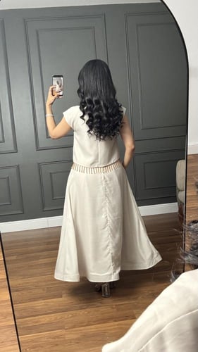 طقم تنوره وبلوزه باللون البيج